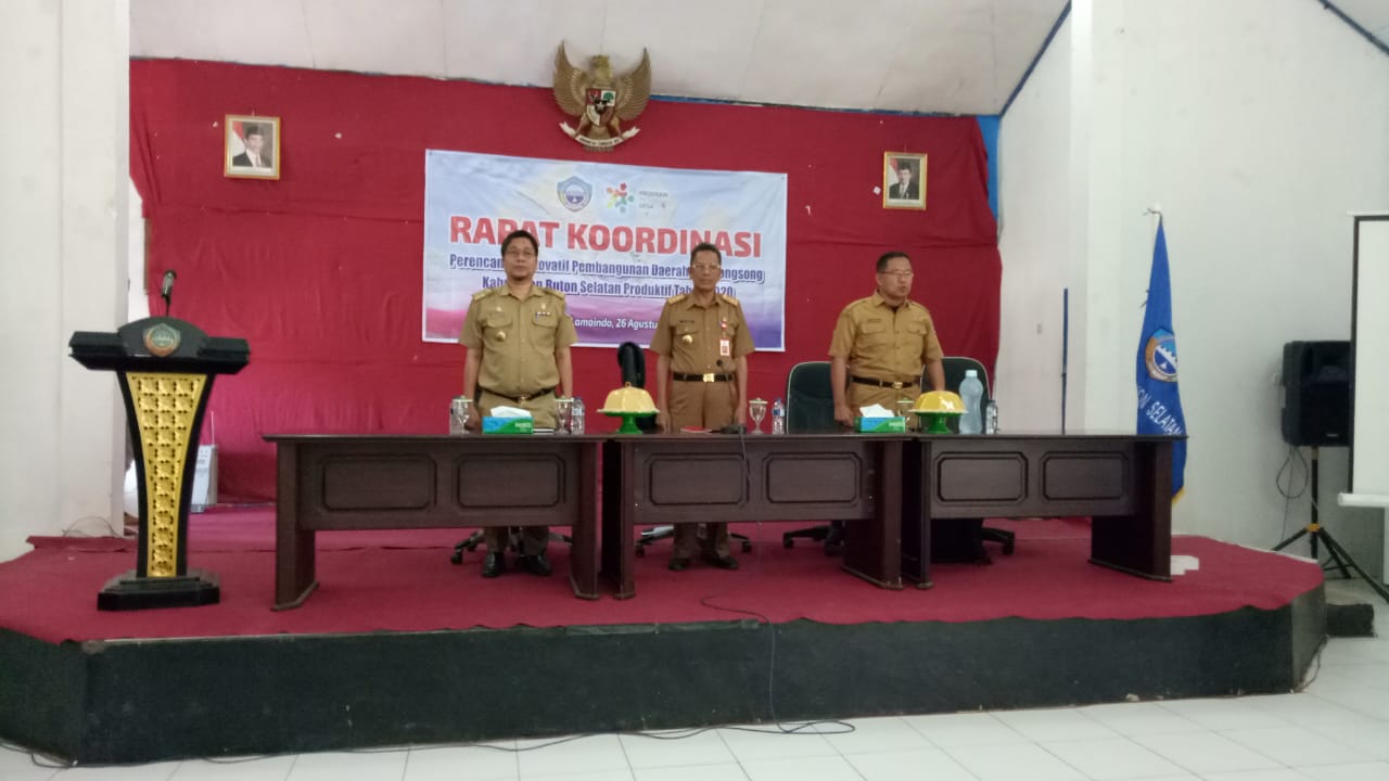 Foto Sekda Busel, Kepala DPMD, dan Kepala Bappeda Busel saat pembukaan Rakor