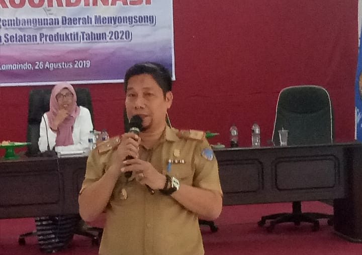 Kadis PMD Buton Selatan saat menyampaikan materi Pada acara rapat koordinasi sinkronisasi Perencanaan pembangunan