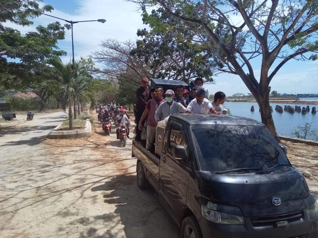Massa Aksi saat Menuju Polres Muna untuk menggelar Aksi Unjuk Rasa