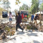 Pemblokiran jalan di depan SPBU Tongkuno oleh masyarakat sekitar