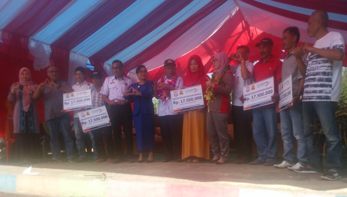 Penyerahan Buku Tabungan secara Simbolik kepada Perwakilan Warga Penerima Bantuan BSPS