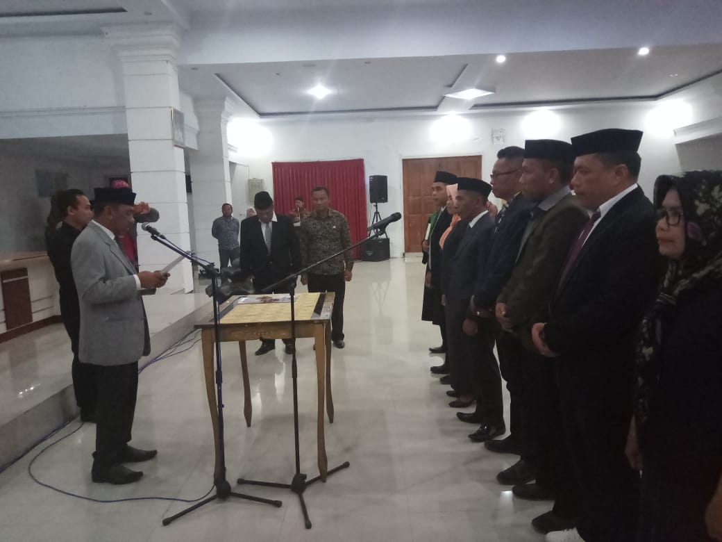 Pj. Sekda Muna, Ali Basa. saat Melantik Pejabat