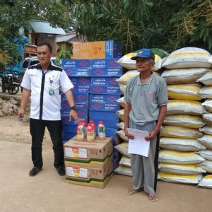 Rimbu (kiri), Saat menyerahkan bantuan pada Ketua Kelompok Tani