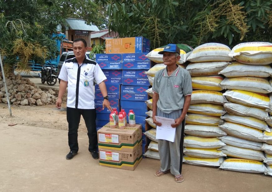 Rimbu (kiri), Saat menyerahkan bantuan pada Ketua Kelompok Tani