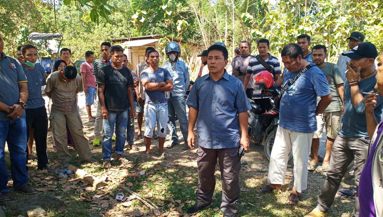 Kapolres Muna AKBP Agung Ramos P. Sinaga M.Si., bersama Kasat Intelkam Polres Muna Iptu kaharuddin Kaendo te didampingi oleh Kapolsek Tongkuno Ipda Muh. Nexon Odebio melakukan dialog dengan masyarakat setempat pemblokir jalan