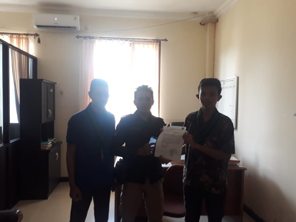 Deden Syah (kiri), Bripka Alisonald, SH, Pamin 3 Unprodok Subbidpaminal Bidpropam Polda Sultra (Tengah) Fajar Nur Yusuf (Kanan)