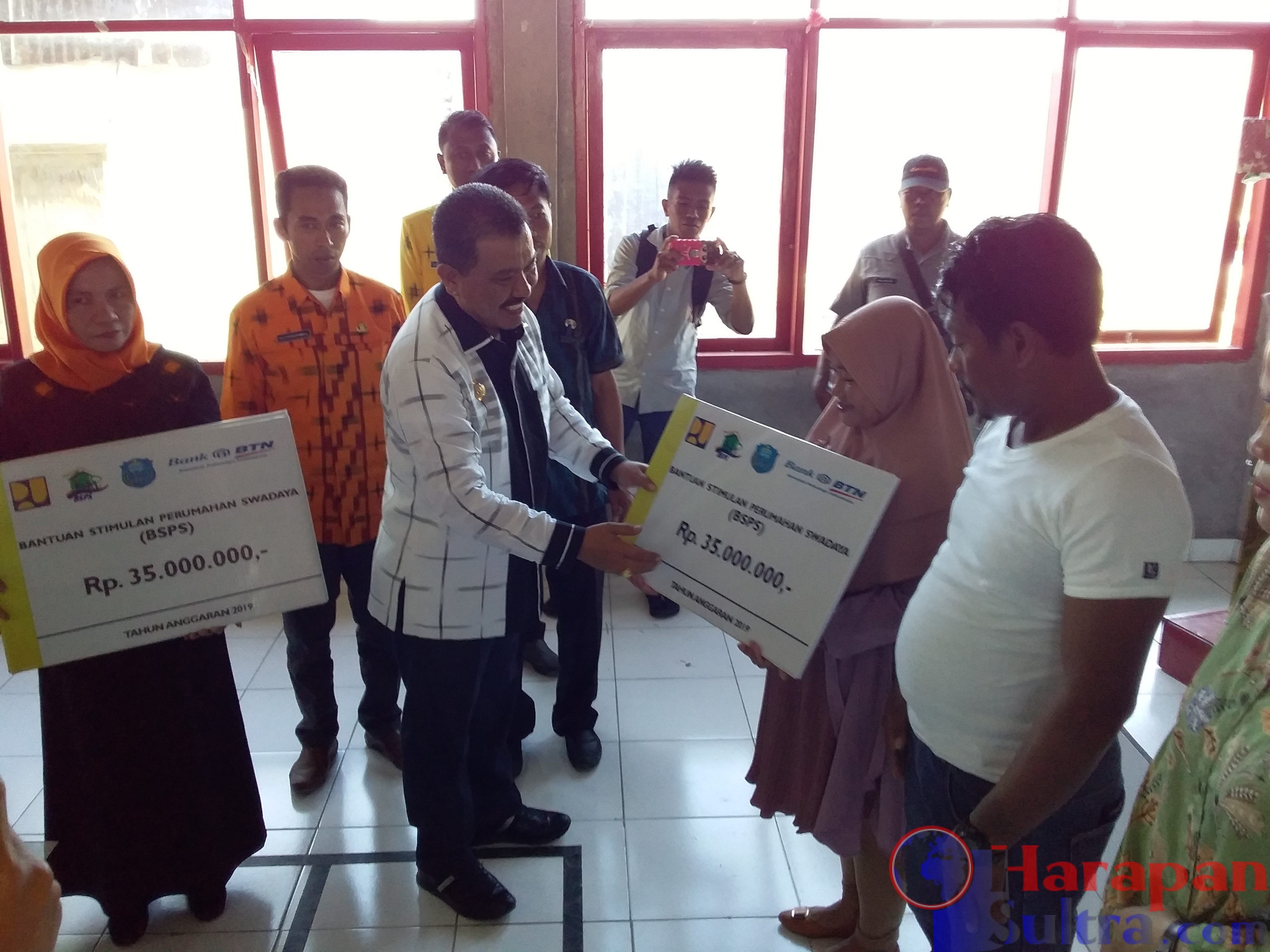 Pemberian Bantuan oleh bupati Wakatobi, H. Arhawi, SE MM kepada masyarakat