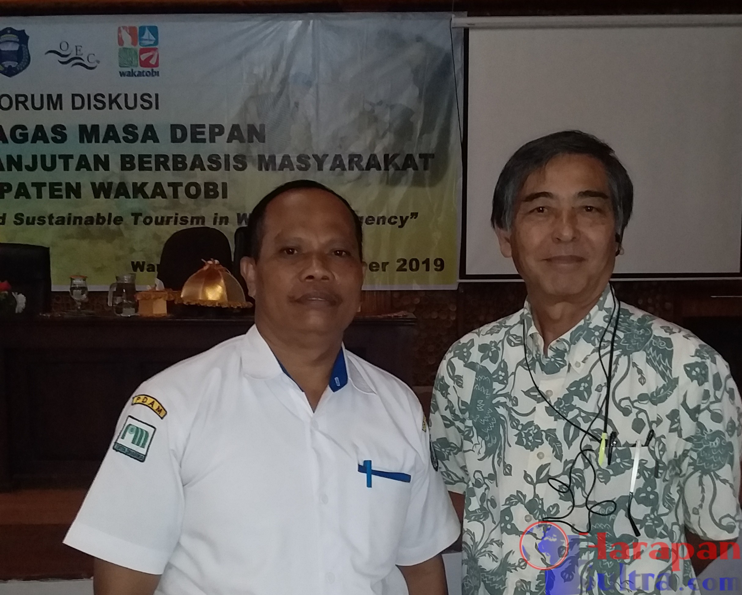 Direktur PDAM, Zakaria bersama Presiden OEC, Kuniki Shimoji saat