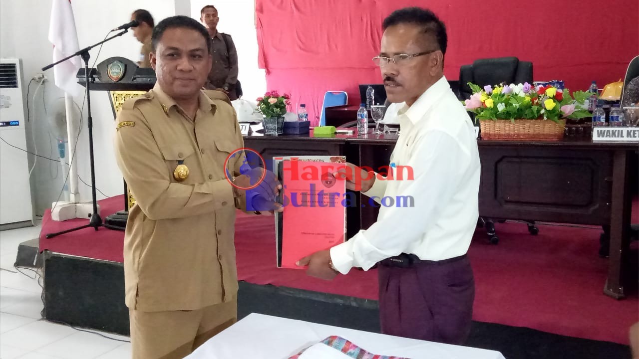 Bupati Busel saat menyerahkan dokumen KUA APBD Perubahan kepada Wakil Ketua DPRD