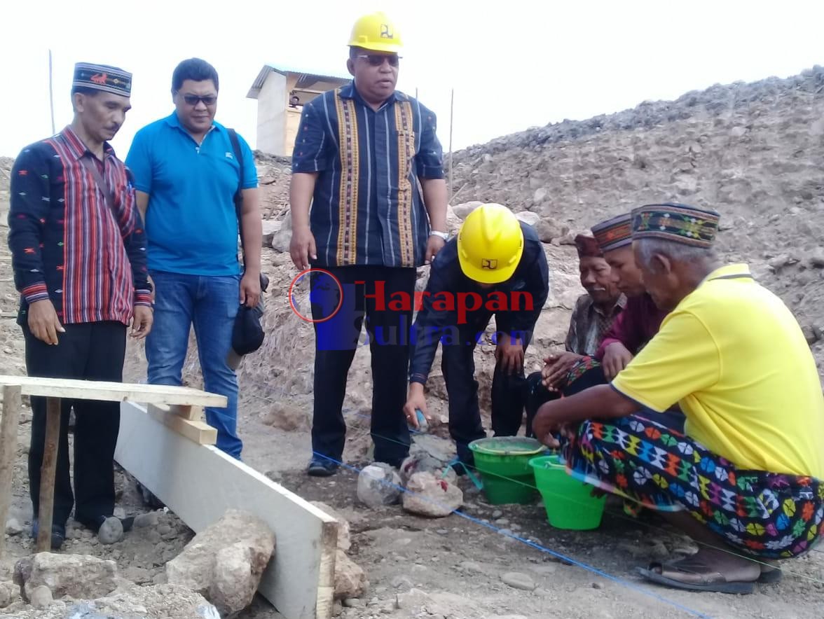 Bupati Manggarai Timur saat melakukan Peletakan Batu Pertama Pembangunan Panggung Upacara di Lehong