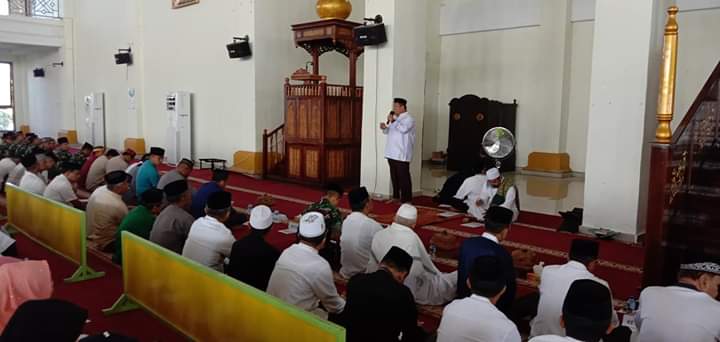 Bupati Muna, Rusman Emba saat memberikan sambutan pada kegiatan Dzikir Akbar menyambut Tahun Baru Islam 1441 H