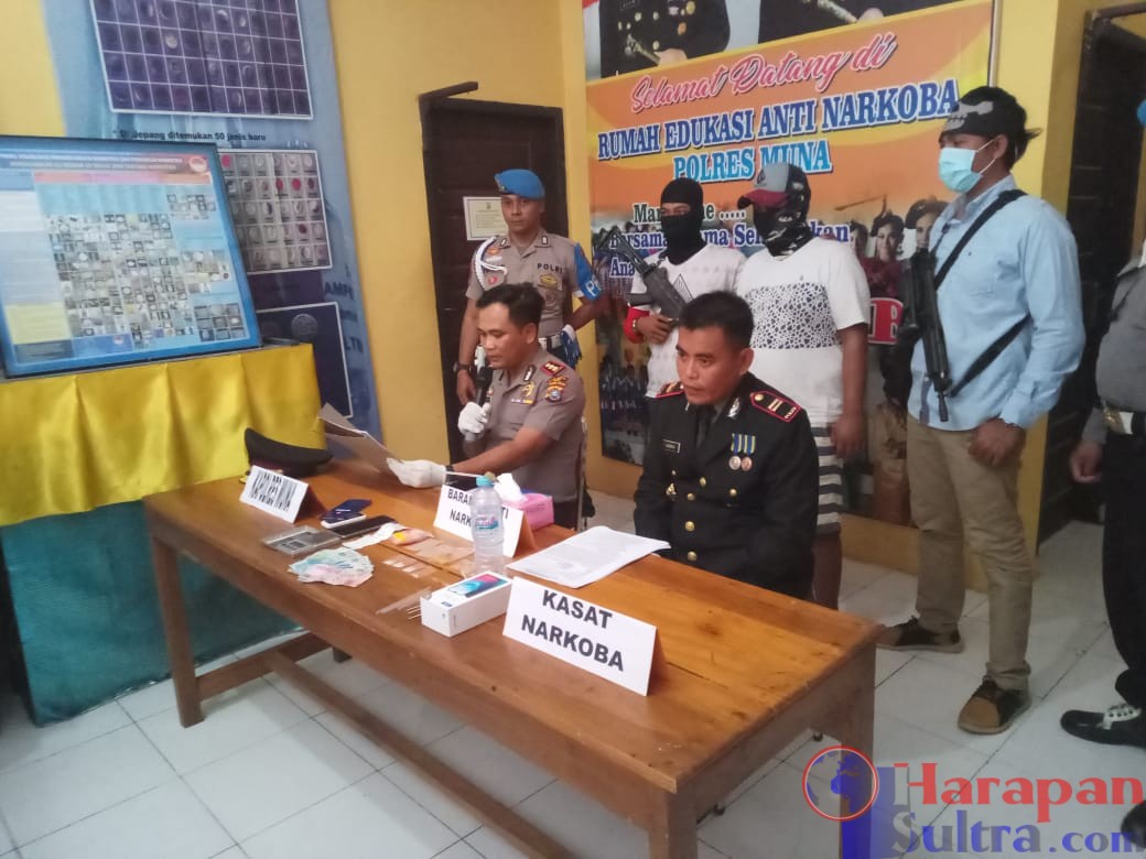 Kapolres Muna, AKBP Debby Asri Nugroho didampingi Kasat Narkoba, IPTU Hamka memperlihatkan tersangka dan BB. Foto : Borju/Harapansultra.Com.