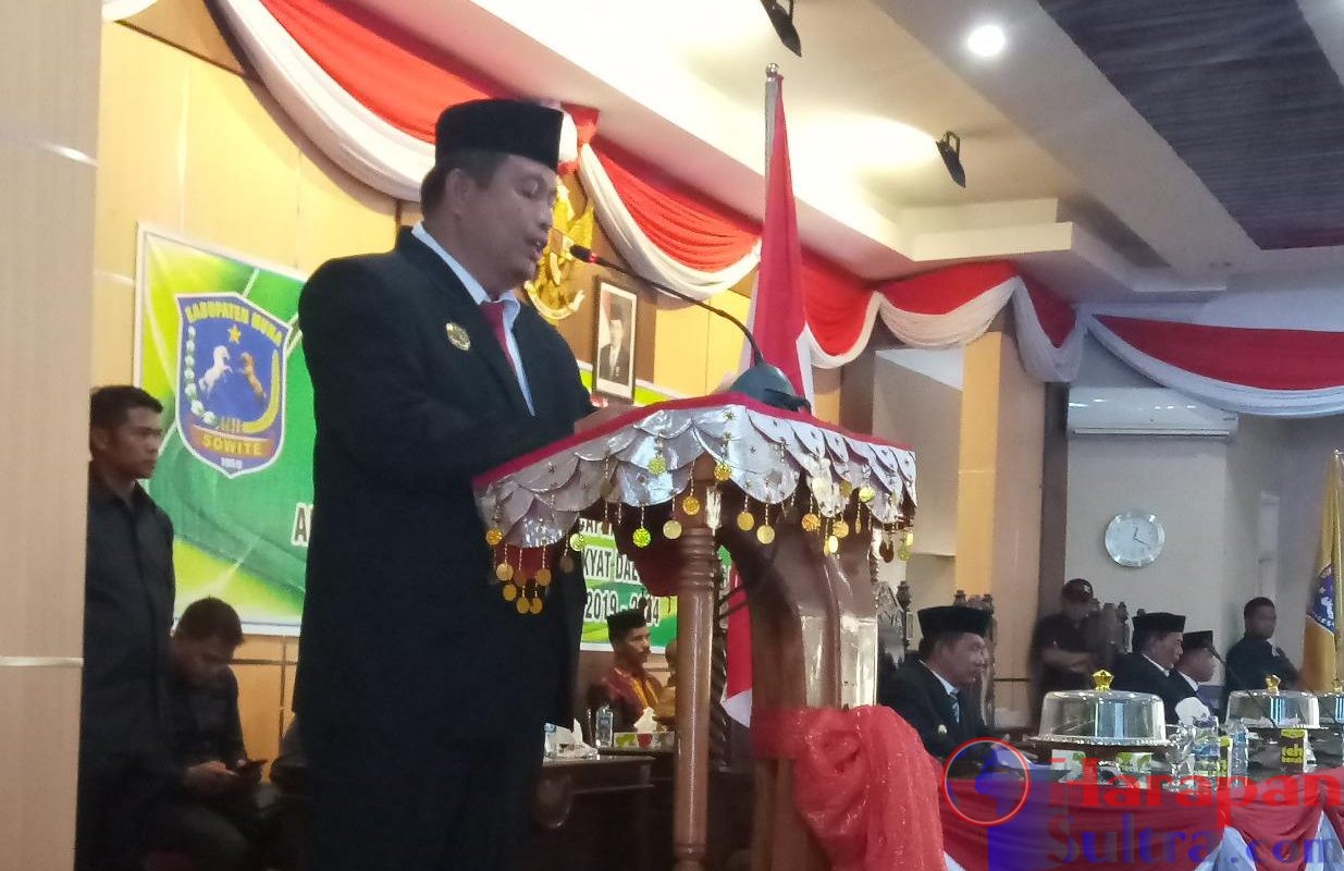 Bupati Muna, Rusman Emba saat membawakan sambutan pada acara Pelantikan Anggota DPRD Muna