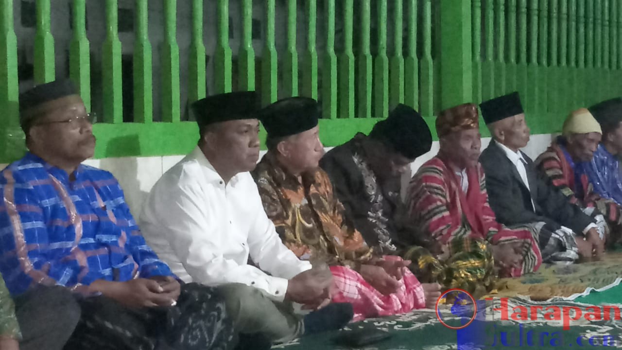 Ket. Foto Bupati baju putih didampingi camat sampolawa baju biru