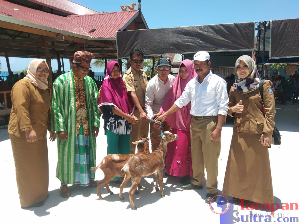 Penyerahan Simbolis Bantuan Kepada Penerima