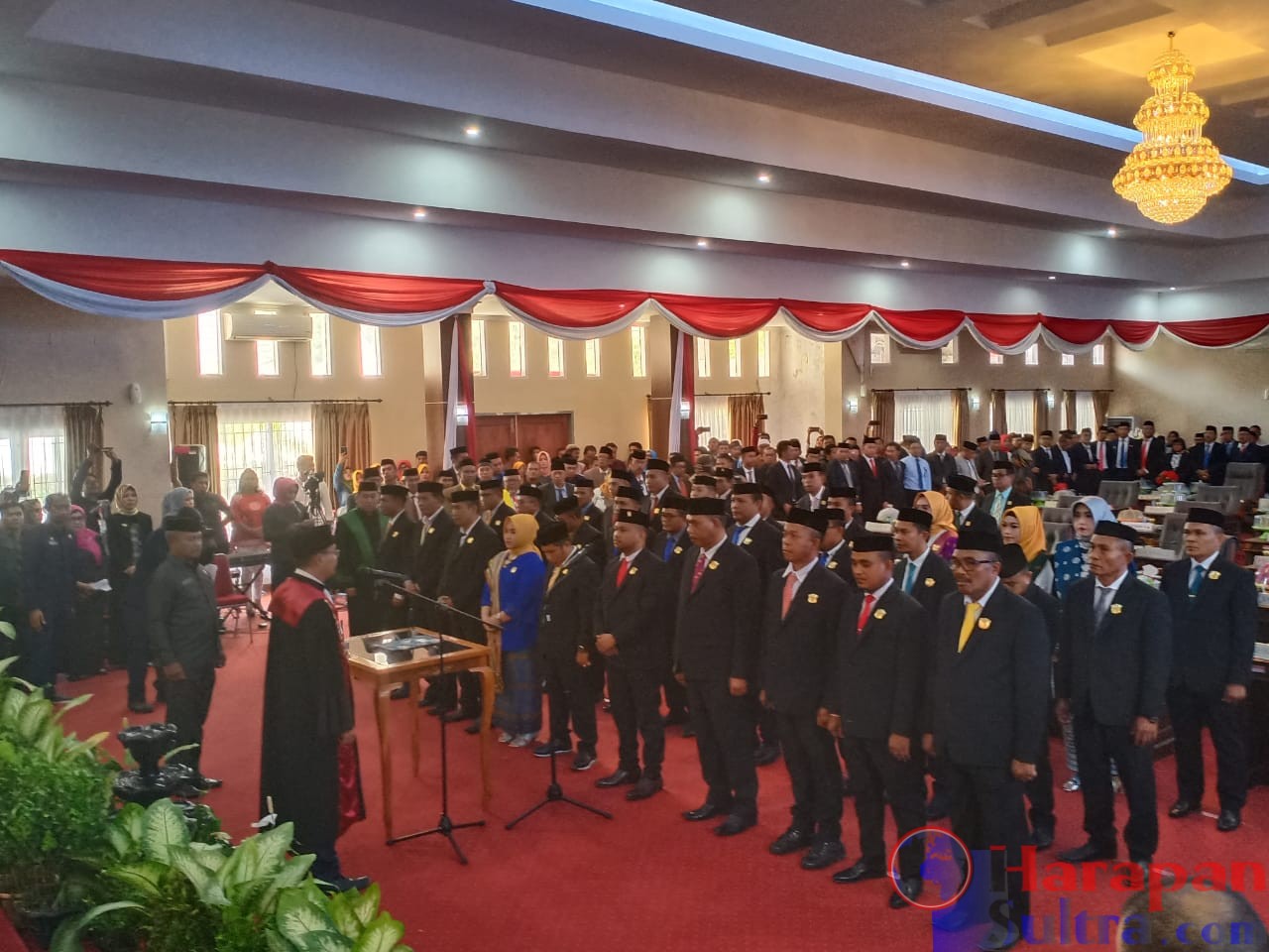 Ketua PN Raha, Catur Prasetyo saat melantik 30 anggota DPRD Muna.