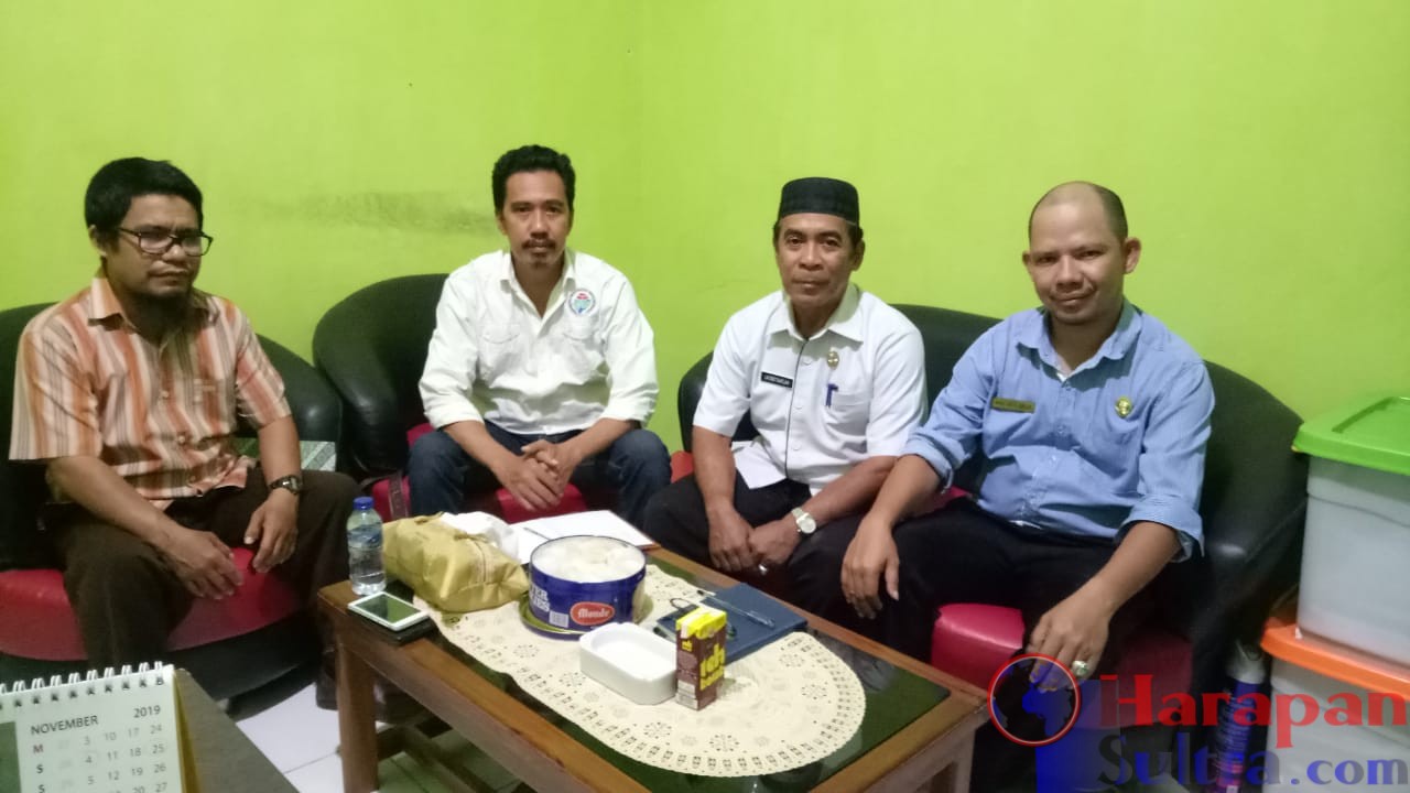 Foto : Kepala Dinas Kelautan dan Perikanan Busel (Kopiah Tengah) Saat Menerima Tim TA TTG