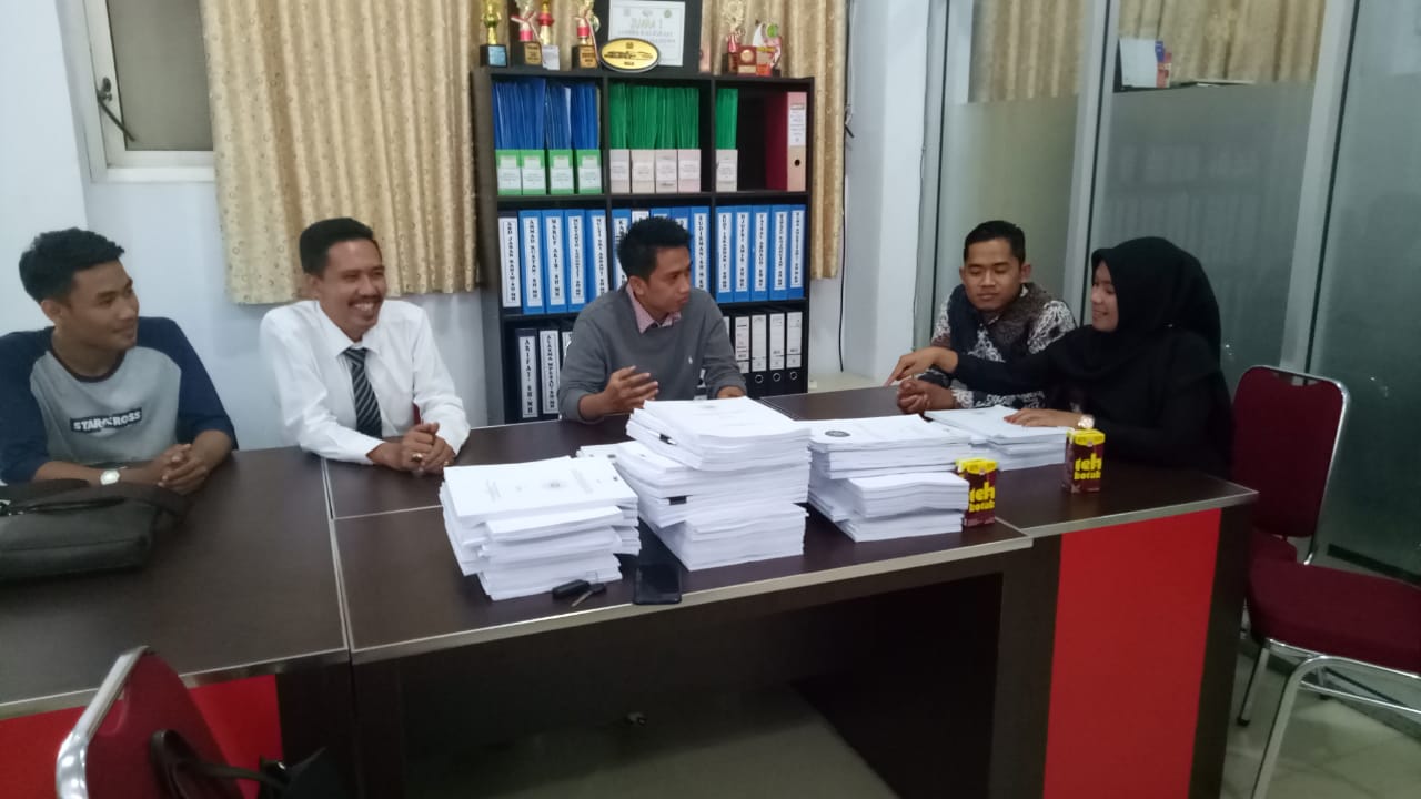 Ket Foto : Dari kanan ke kiri, Dirawati SH,MH Dosen Ilmu Negara, Faisal Abdaud, SH, MH, Huzaiman, SH, MH, Abady Makmur dan Rezky Budu, SH