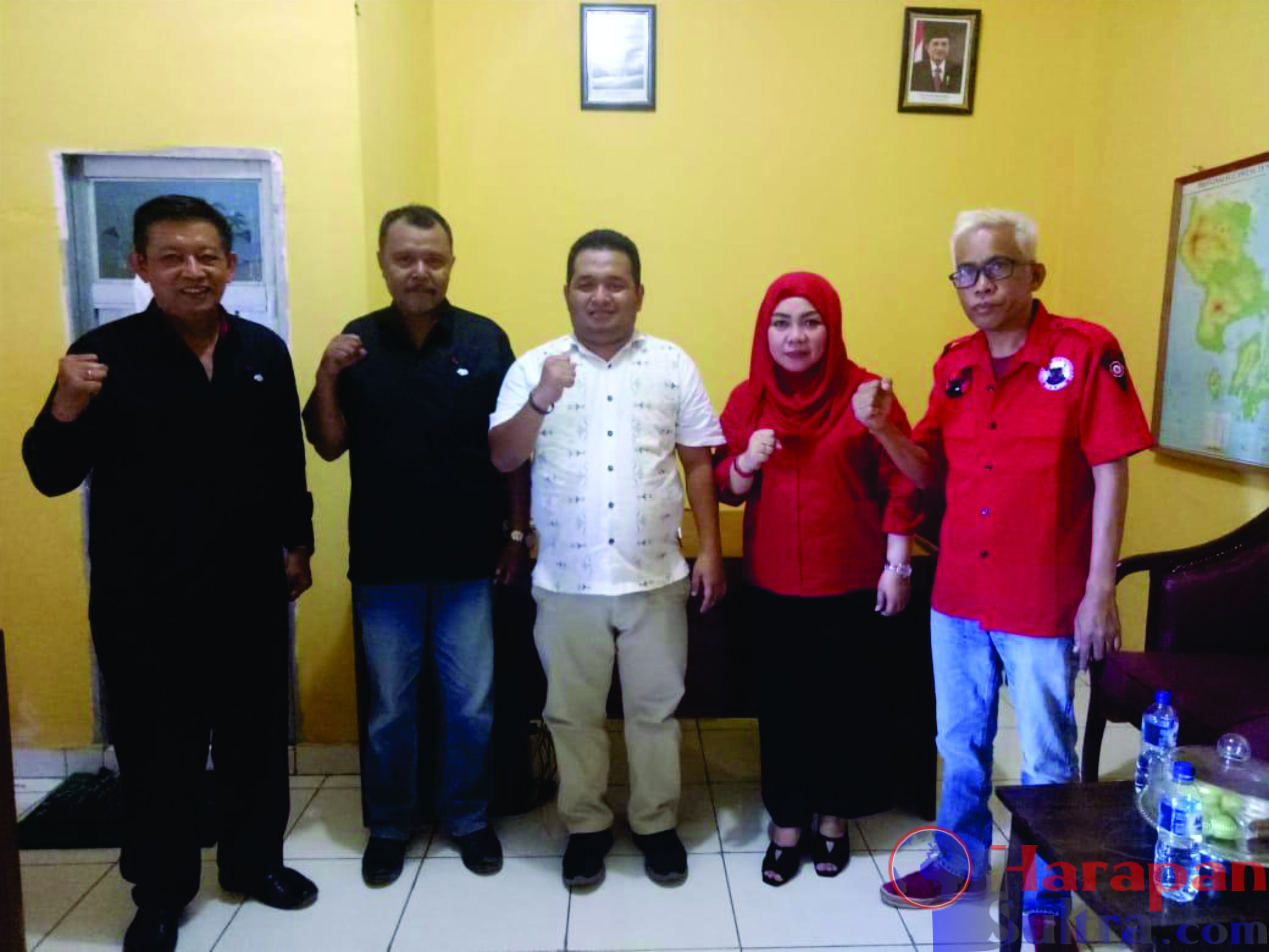 Muttakin Siddiq (baju putih) Saat Melakukan Pendaftaran di Partai PDIP