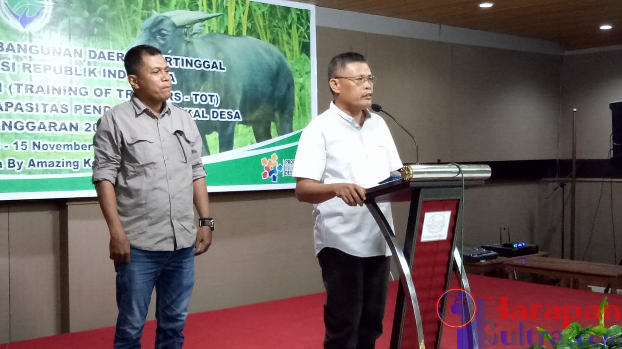 Tenaga Ahli Pengembangan Ekonomi Desa Kabupaten Kolaka Naskun Tatawu (Berbaju Putih) saat didaulat untuk menyampaikan Pesan dan Kesan mewakili Peserta