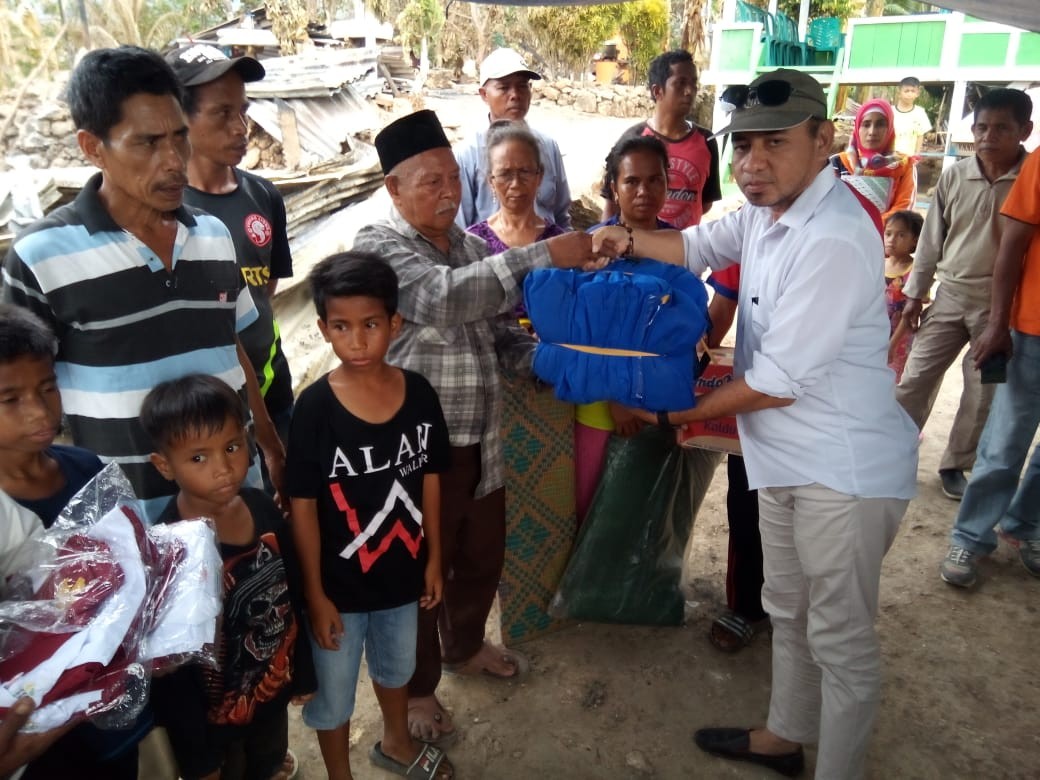 Plt Kepala Dinas Sosial Kabupaten Buton Selatan, Insaanu, SKM, M, Si, saat menyerahkan Bantuan pada korban musibah kebakaran