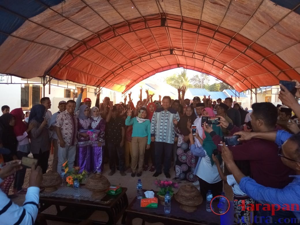 Bupati Muna, Rusman Emba saat menyerahkan Bantuan Rumah Nelayan kepada Warga