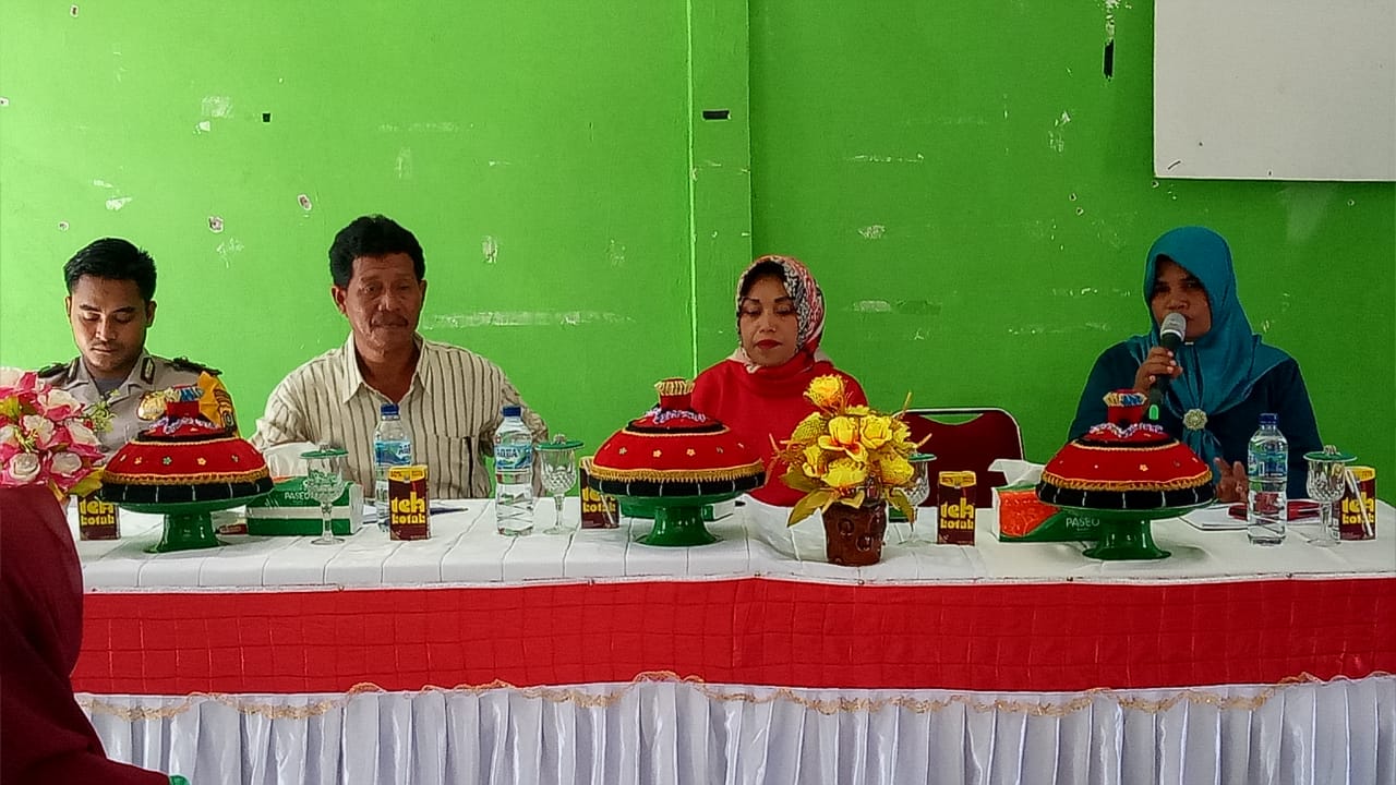 Foto: Anggota DPRD Buton Selatan, Hj.Wa Ode Ruhania didampingi Camat Batauga, La Ode Syarifuddin