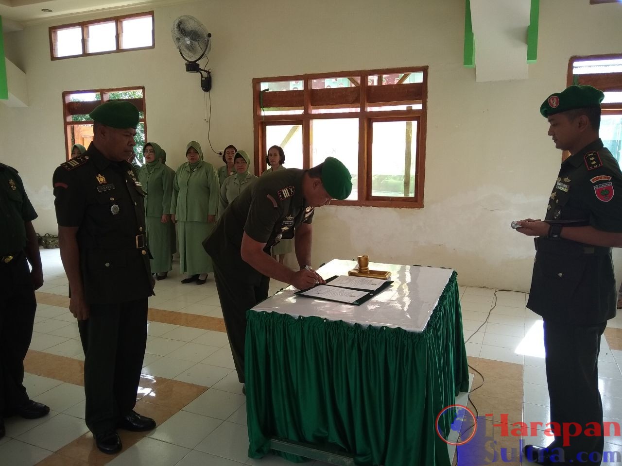 Komandan Kodim 1416/Muna, Letkol Inf Febi Triandoko, M.Si (Han) pada saat menyaksikan anggotanya menandatangani serah terima jabatan