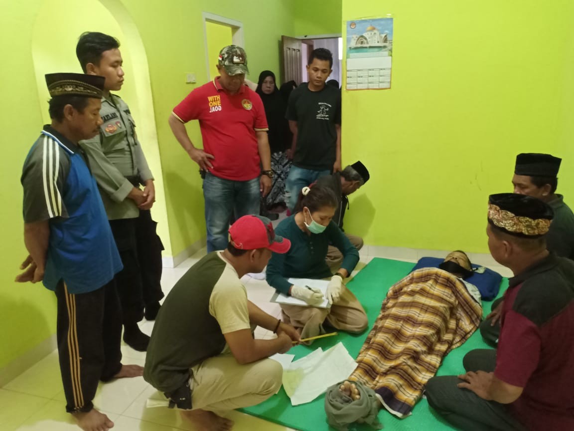 Kapolsek Tongkuno, IPDA Muhamad Nexon Ode Bio (baju merah) saat menyaksikan proses pemeriksaan terhadap korban gantung diri