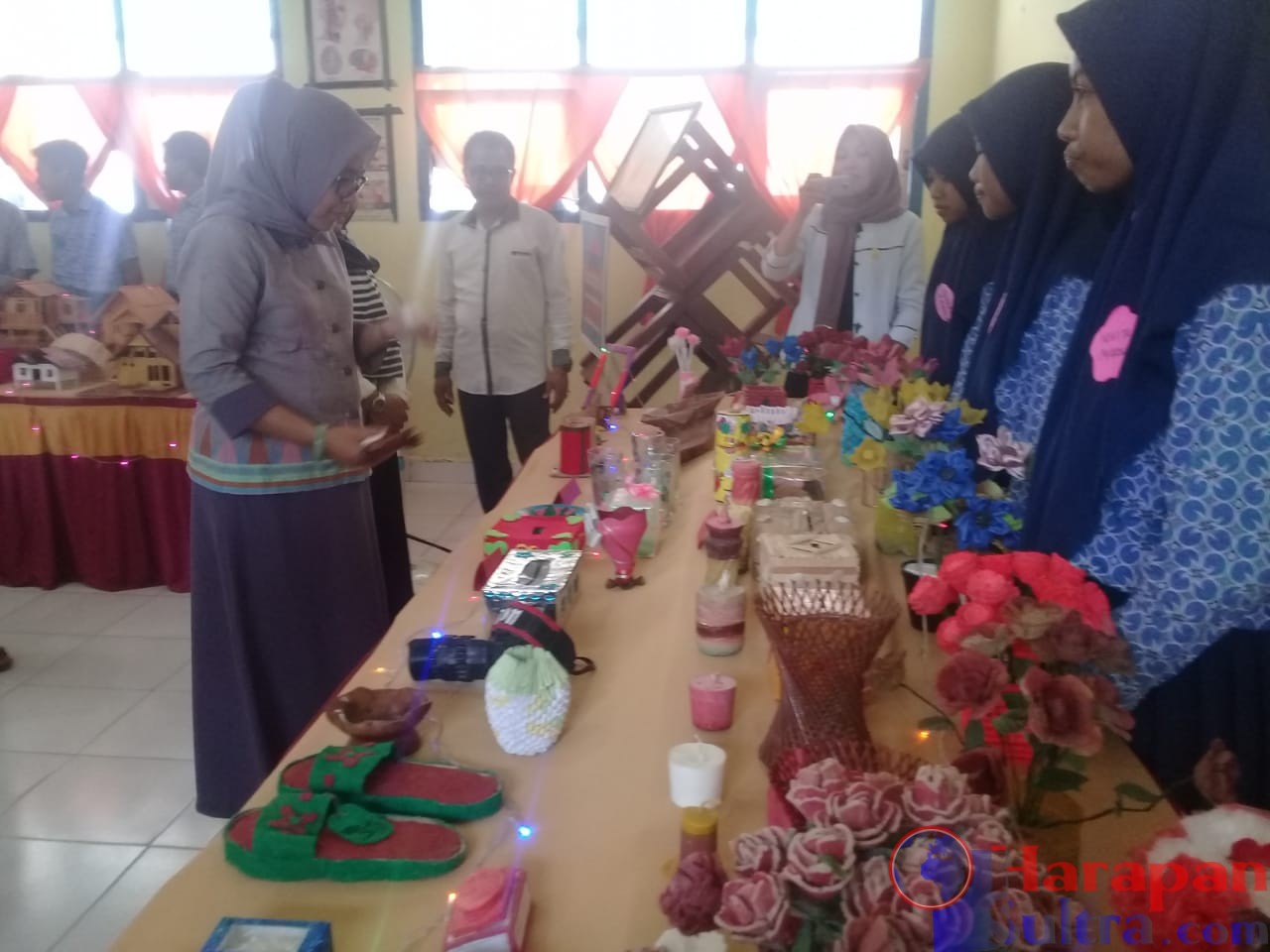 Ketua TP PKK Muna. Yanti Setiawati saat menyaksikan hasil karya pelajar SMPN 4 Raha