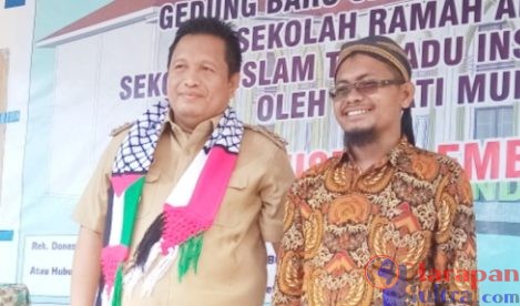 Bupati Muna Laode Muhammad Rusman Emba ST bersama Ketua Yayasan SDIT Insan Cendekia Muna. Munir Aswandi S. Si