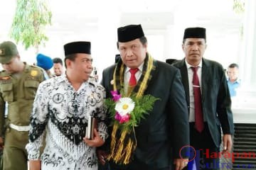 Bupati Muna. Rusman Emba (Tengah)