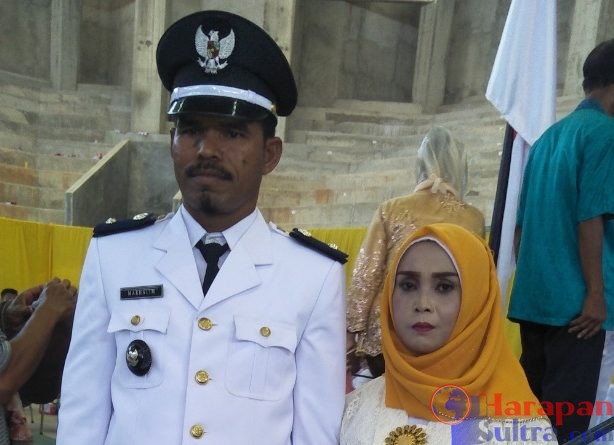 Kepala Desa Ranooha Raya, Marhalim bersama Istri