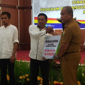 Penyerahan Santunan dari BPJS Ketenagakerjaan kepada yang mewakili keluarga Ahli Waris Pendamping Desa  yang Meninggal Dunia Penyerahan Santunan dari BPJS Ketenagakerjaan kepada yang mewakili keluarga Ahli Waris Pendamping Desa yang Meninggal Dunia