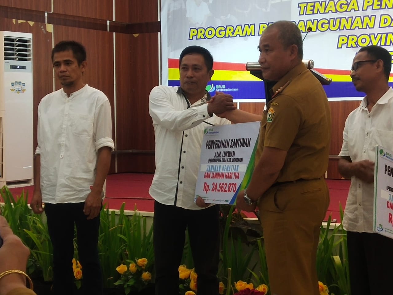 Penyerahan Santunan dari BPJS Ketenagakerjaan kepada yang mewakili keluarga Ahli Waris Pendamping Desa yang Meninggal Dunia