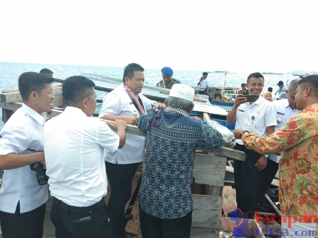 Ketgam : Bupati Muna, LM Rusman Emba Melihat Hasil Perikanan Desa Lagasa.