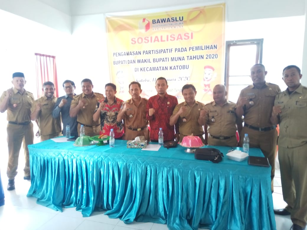 Foto Bersama pada Kegiatan Sosialisasi Pengawasan Partisipasif pada Pemilihan Bupati dan Wakil Bupati Muna tahun 2020