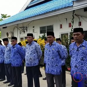 Pegawai Lingkup Pemda Wakatobi saat upacara bendera Pegawai Lingkup Pemda Wakatobi saat upacara bendera