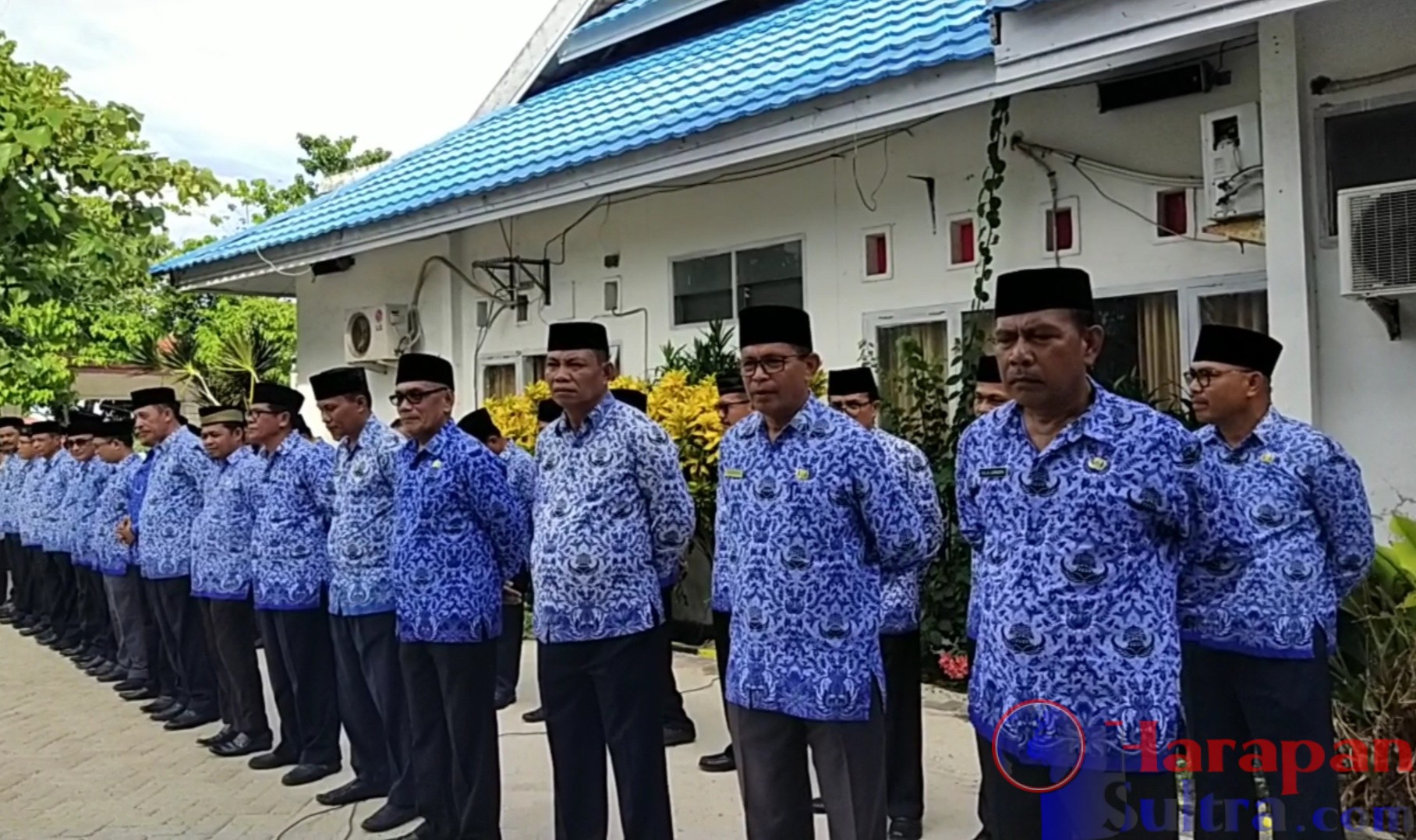 Pegawai Lingkup Pemda Wakatobi saat upacara bendera