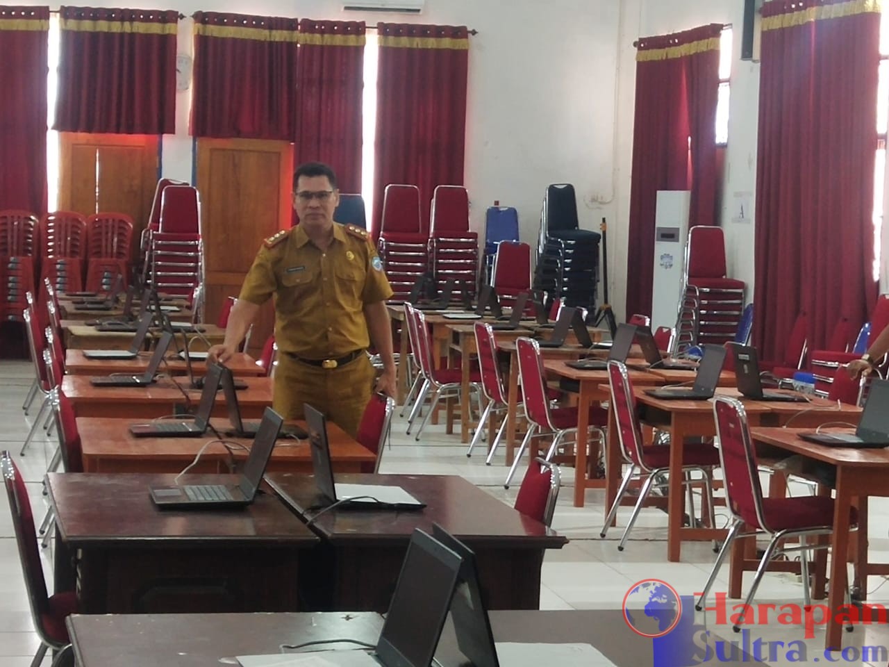 Kepala BKPSDM saat meninjau sarana dan parasarana untuk pelaksanaan tes