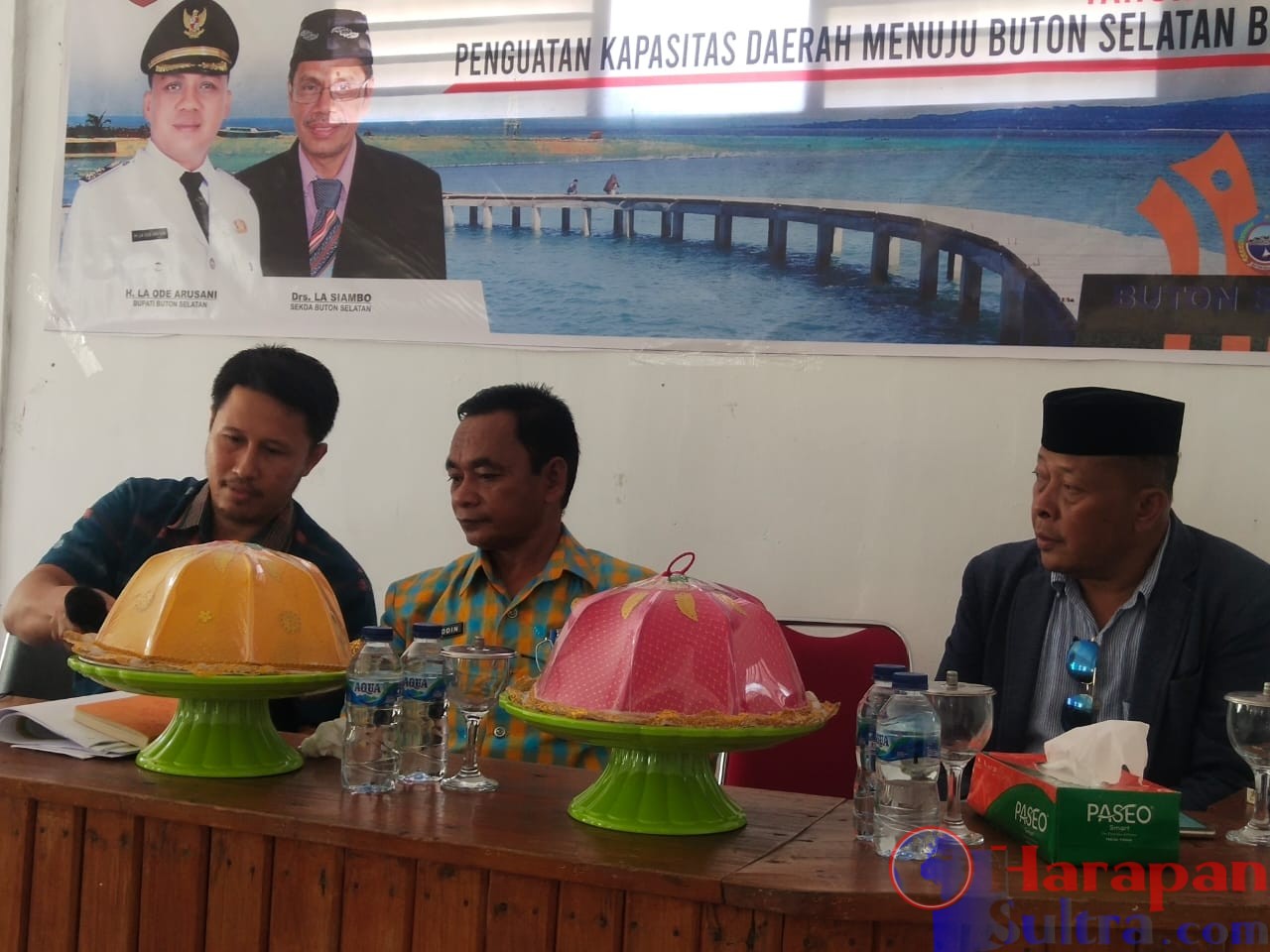 Ketgam : Kepala Bidang Pengendalian dan Evaluasi Pembangunan Bappeda Busel, Camat Siompu dan Anggota DPRD Busel. La Hijira, SH