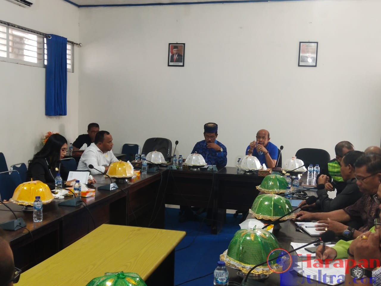 Ketgam. Pomali Womal (kiri foto) didampingi Aliadin Wakik Ketua DPRD Busel (kanan) Sebagai Pimpinan Rapat