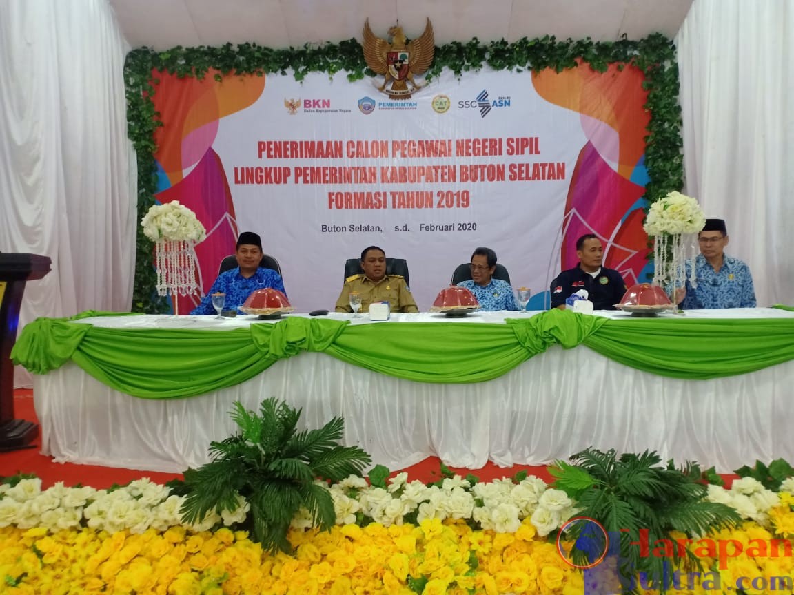 Ketgam : Bupati Busel (Tengah berbaju keki ) saat membuka seleksi CPNS Busel