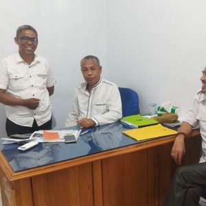 Ketgam : Tenaga Ahli PP Amiruddin Majid (kiri), Kepala Dinas Ketahanan pangan Busel Muhammad Al Iksan (tengah) TA PMD Abady Makmur (kanan). Ketgam : Tenaga Ahli PP Amiruddin Majid (kiri), Kepala Dinas Ketahanan pangan Busel Muhammad Al Iksan (tengah) TA PMD Abady Makmur (kanan).