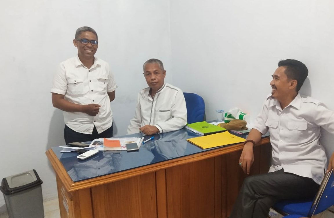 Ketgam : Tenaga Ahli PP Amiruddin Majid (kiri), Kepala Dinas Ketahanan pangan Busel Muhammad Al Iksan (tengah) TA PMD Abady Makmur (kanan).