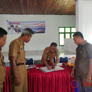 Penandatanganan berita acara kesepakatan usulan perioritas Desa tahun 2021 oleh Camat Sampolawa dan disaksikan oleh Anggota DPRD dan Sekertaris Bappeda Busel Penandatanganan berita acara kesepakatan usulan perioritas Desa tahun 2021 oleh Camat Sampolawa dan disaksikan oleh Anggota DPRD dan Sekertaris Bappeda Busel