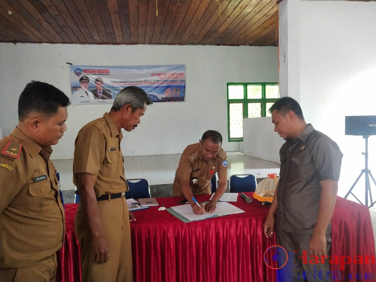 Penandatanganan berita acara kesepakatan usulan perioritas Desa tahun 2021 oleh Camat Sampolawa dan disaksikan oleh Anggota DPRD dan Sekertaris Bappeda Busel Penandatanganan berita acara kesepakatan usulan perioritas Desa tahun 2021 oleh Camat Sampolawa dan disaksikan oleh Anggota DPRD dan Sekertaris Bappeda Busel