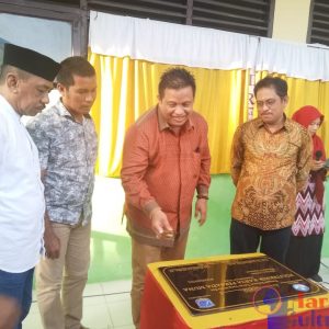 Ketgam : Bupati Muna LM Rusman Emba ST pada saat tanda tangan Yayasan Mitra Karya Persada Muna bersama pemilik Yayasan Mitra Karya Persada Albert, SE.,S.Kep., M.Mkes, Baju kemeja lengang pendek, PJ Sekda Muna Ali Basa kemeja putih dan kepala perwakilan LLDikti wilayah IX Sulawesi diwakili Sekretaris Andi Lukman Ketgam : Bupati Muna LM Rusman Emba ST pada saat tanda tangan Yayasan Mitra Karya Persada Muna bersama pemilik Yayasan Mitra Karya Persada Albert, SE.,S.Kep., M.Mkes, Baju kemeja lengang pendek, PJ Sekda Muna Ali Basa kemeja putih dan kepala perwakilan LLDikti wilayah IX Sulawesi diwakili Sekretaris Andi Lukman