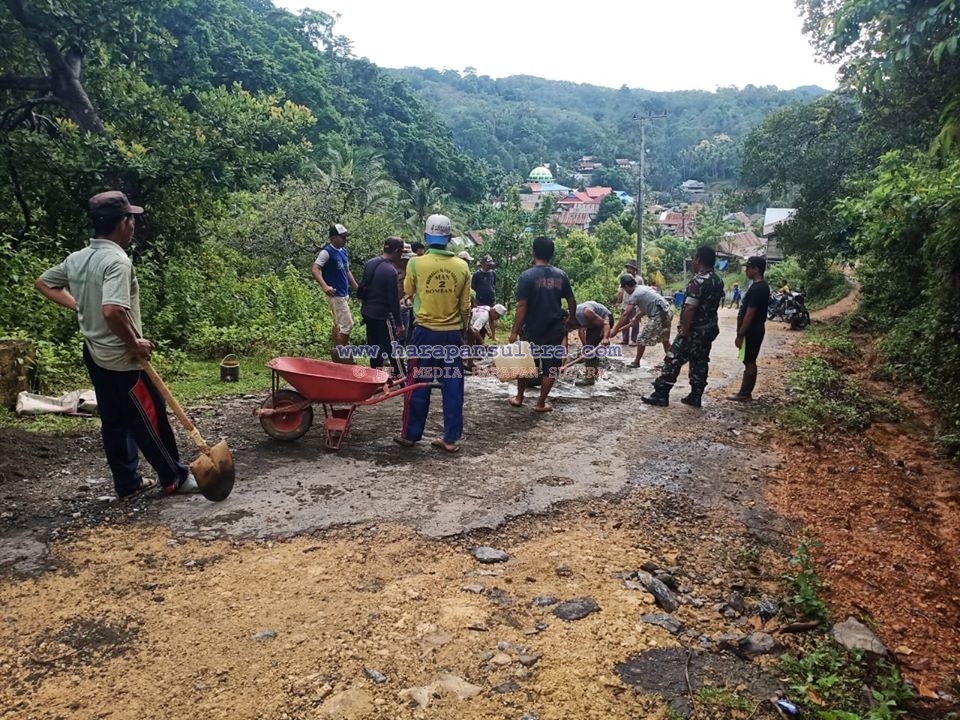 Warga Desa Tirongkotua Gotong Royong memperbaiki Jalan yang Rusak. Foto Status FB Arham Muh