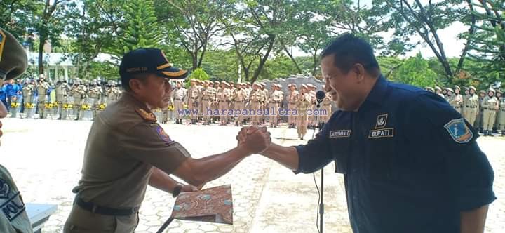 Ketgam : Bupati Muna LM Rusman Emba ST Menyerahkan SK Honorer kepada Bathiar S.Si Kepala Satuan Polisi Pamong Praja (Satpol PP) Kabupaten Muna. Foto Borju/Harapansultra.Com